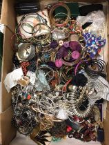 Large quantity of costume jewellery and bijouterie (4 boxes)