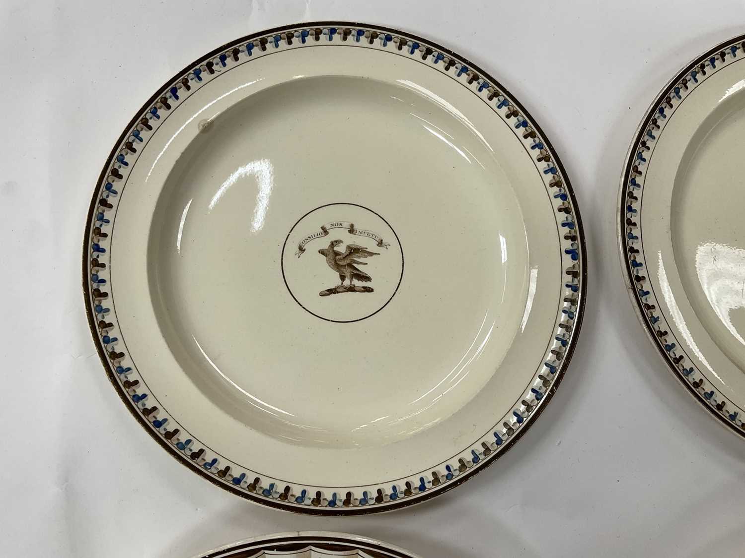 Pair of Wedgwood Queensware crested plates and another pair of plates - Bild 4 aus 4