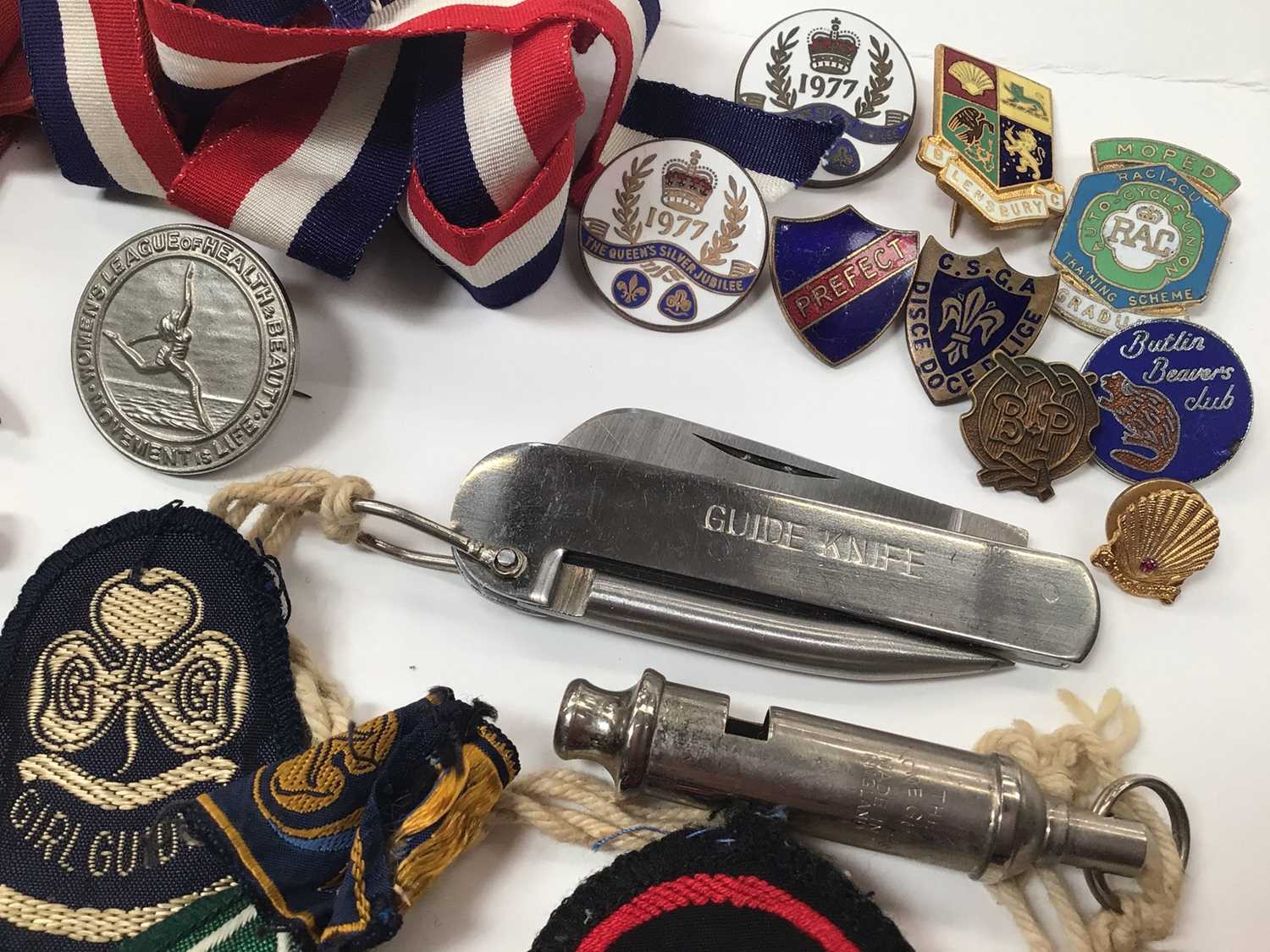 Collection of mostly Girl Guides cloth badges, enamelled pins, penknife etc, RAF silver and enamel s - Image 4 of 6