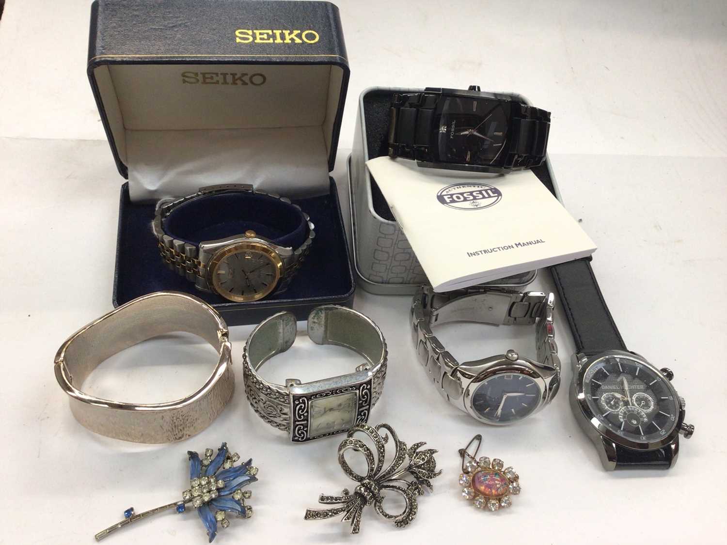 Wristwatches including a boxed Seiko Quartz SQ 50, two Fossil watches and others, together with a sm