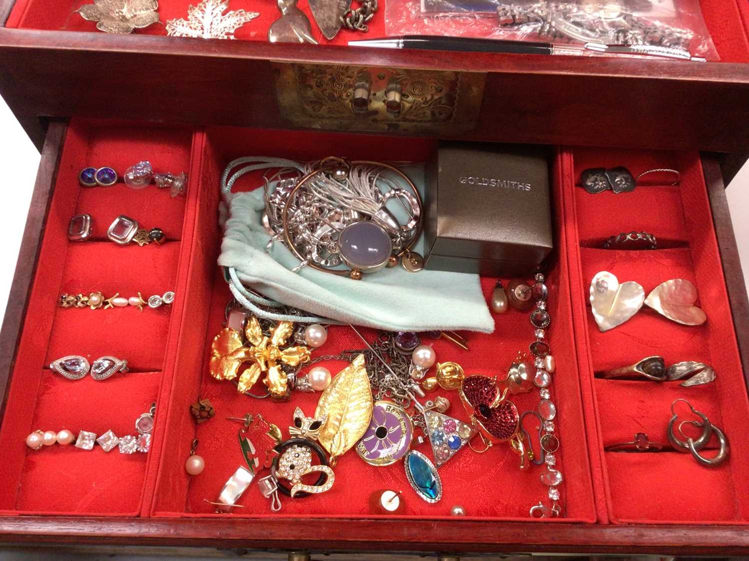 Chinese wooden jewellery box containing silver and other costume jewellery, wristwatches and a Swaro - Image 4 of 5