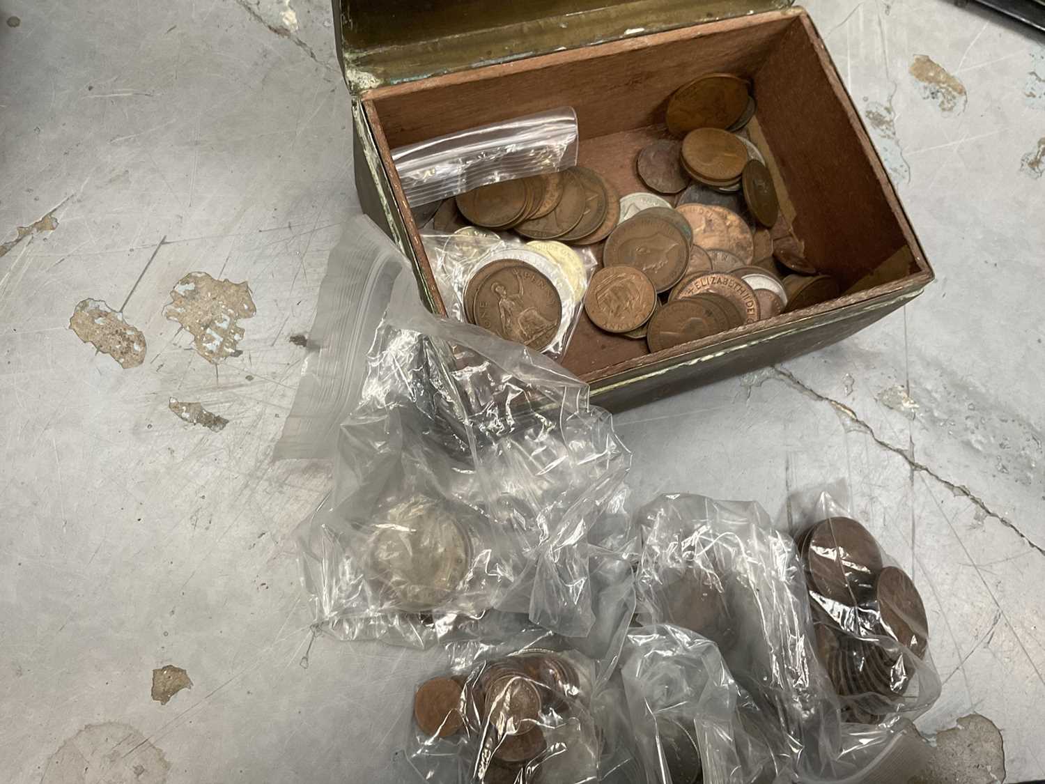 Box of coins - Image 6 of 11