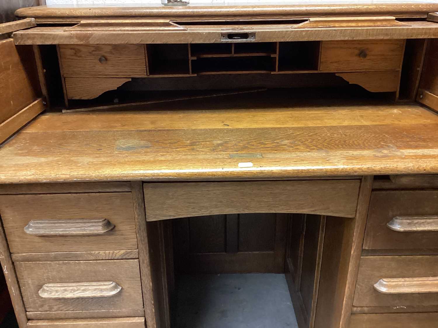 1920s light oak twin pedestal roll-top desk enclosed by tambour shutter with six drawers and a 1920s - Bild 2 aus 3