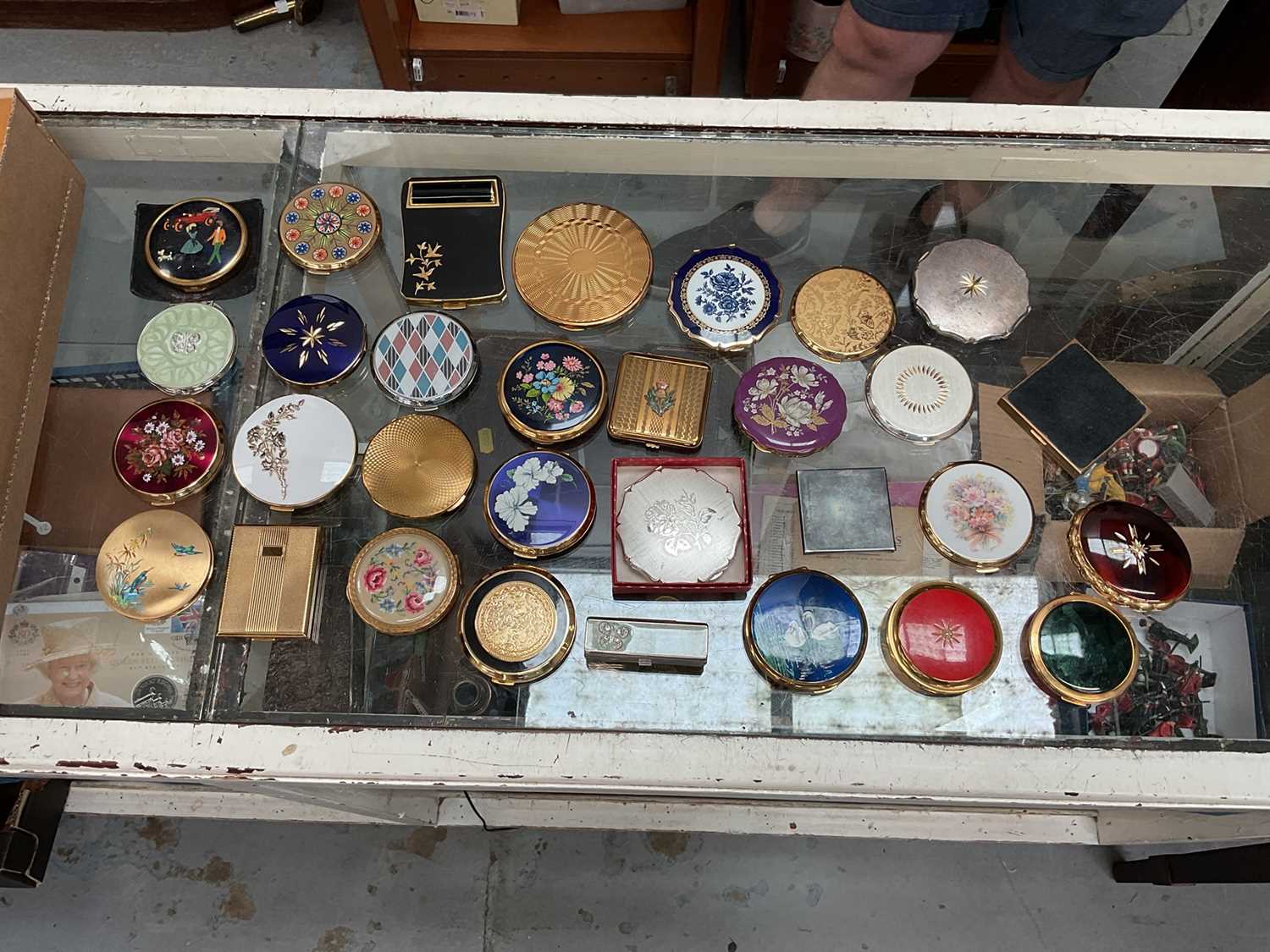 Collection of vintage compacts, mostly Stratton - Image 5 of 5