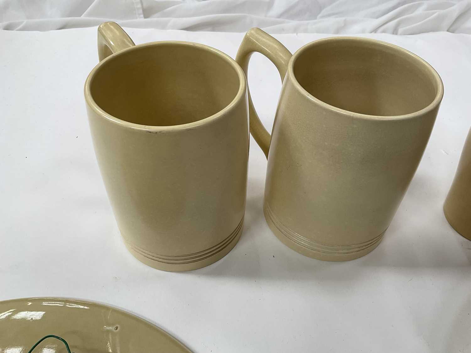 Two Wedgwood mugs, designed by Keith Murray, and other items - Bild 5 aus 9