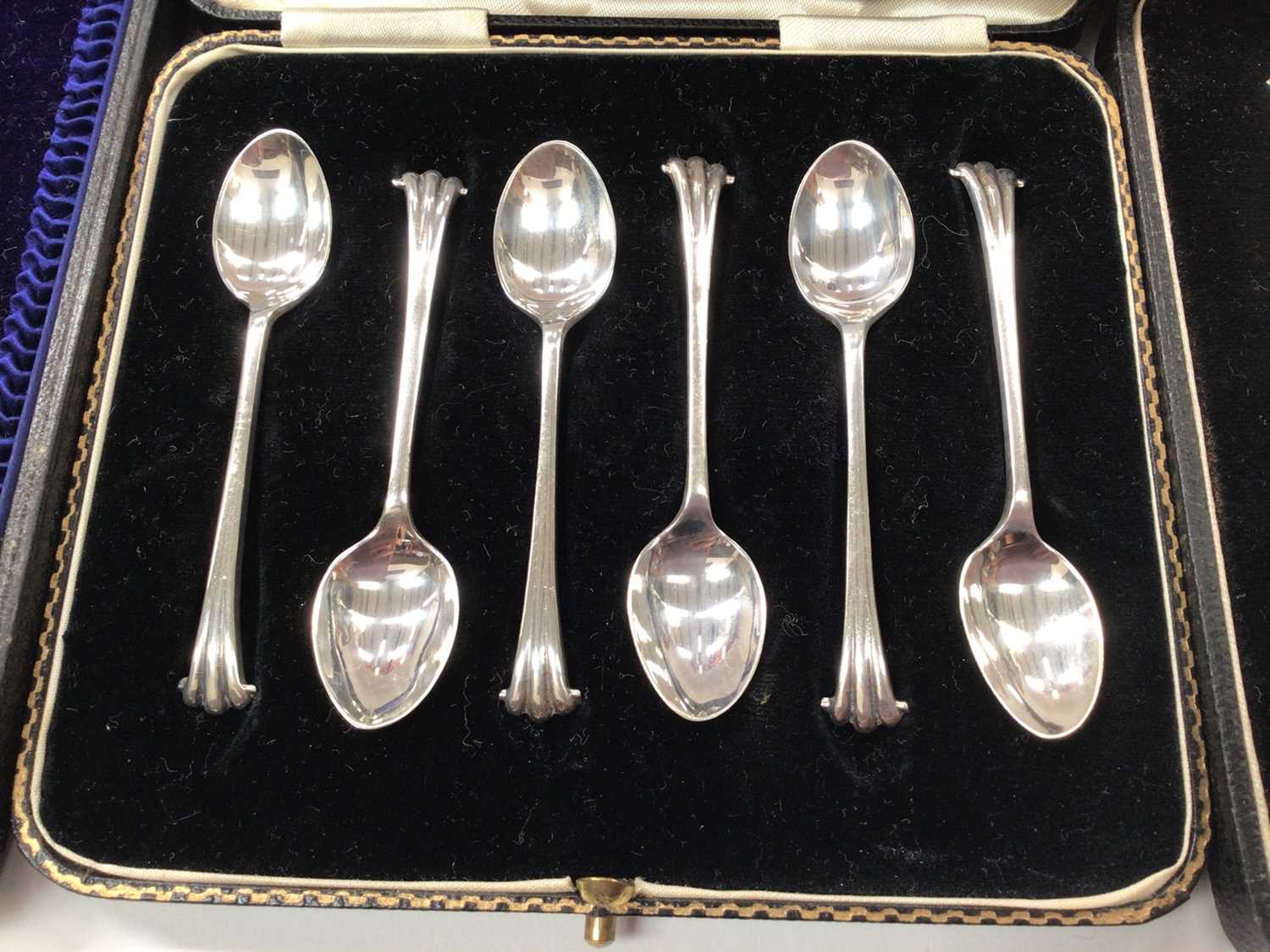 Silver shell butter dish and knife, set of six silver coffee spoons, set of six silver and mother of - Image 3 of 4