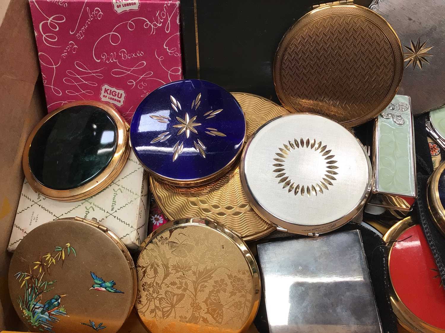 Collection of vintage compacts, mostly Stratton - Image 3 of 5