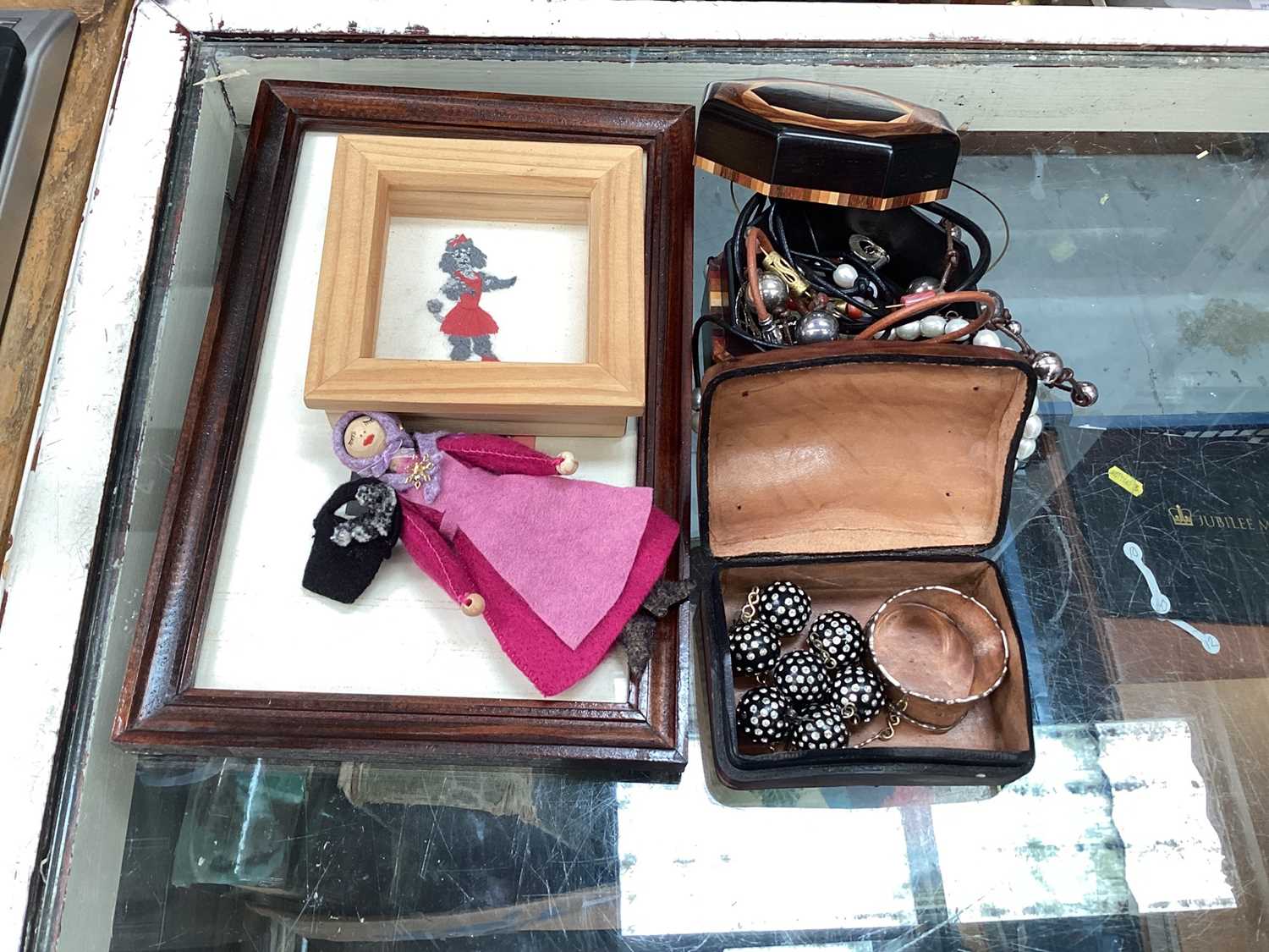 Burr wood tray, Spanish pottery vase and a collection of pine cones and sundries - Image 6 of 6