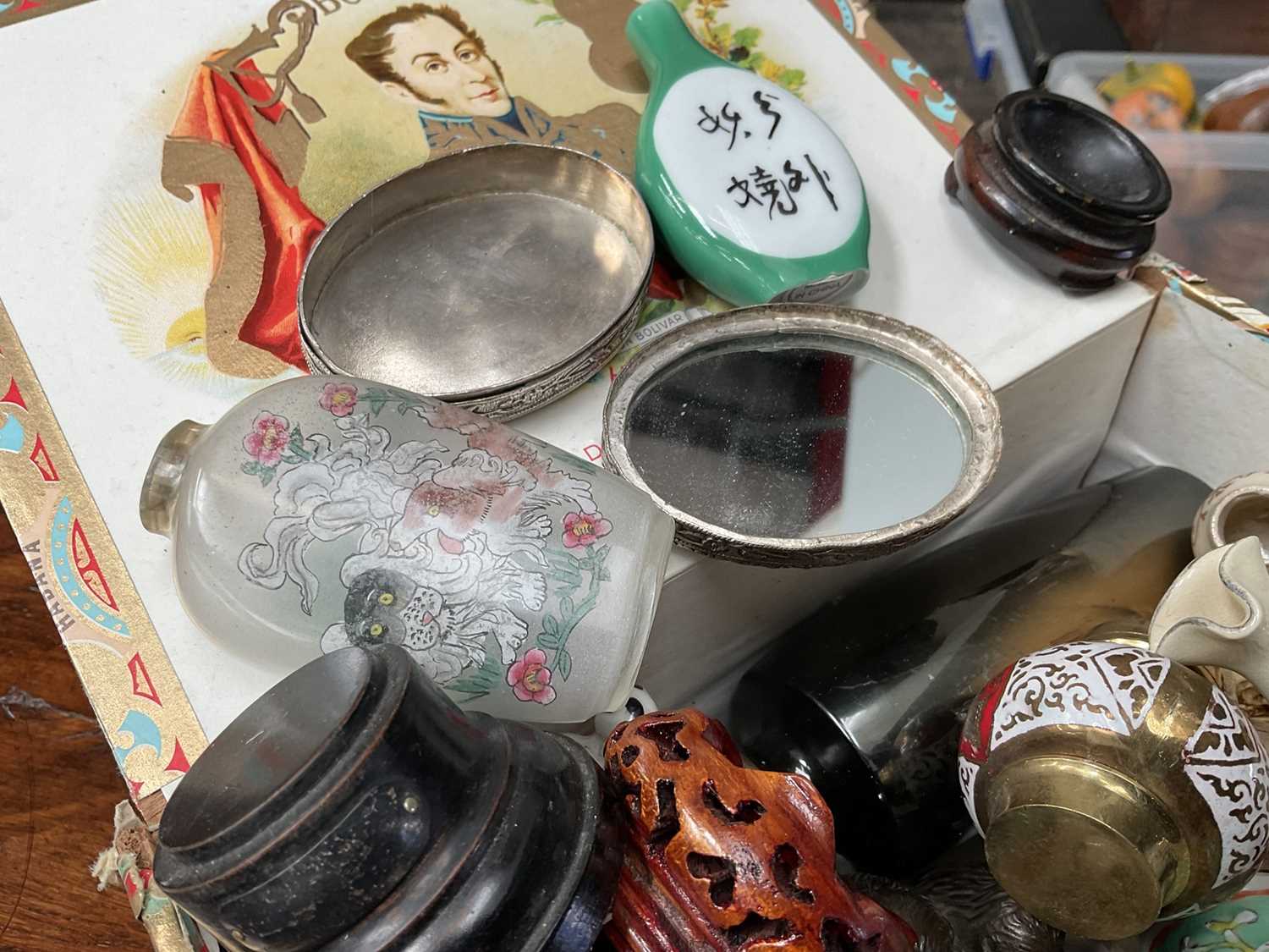 Cigar box of miniature Chinese and Japanese items including vases, snuff bottles - Image 3 of 3