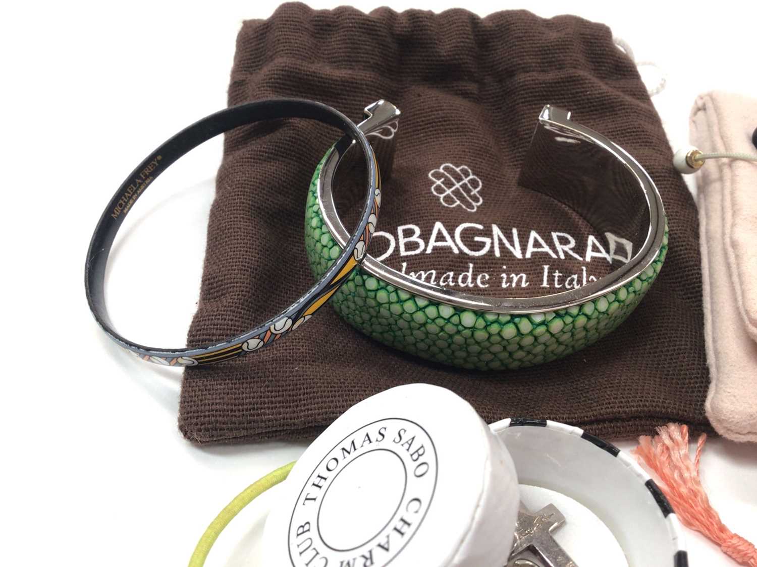 Michaela Frey enamelled bangle, Italian green cuff bangle, Pandora bracelet and two silver rings, Th - Bild 2 aus 5
