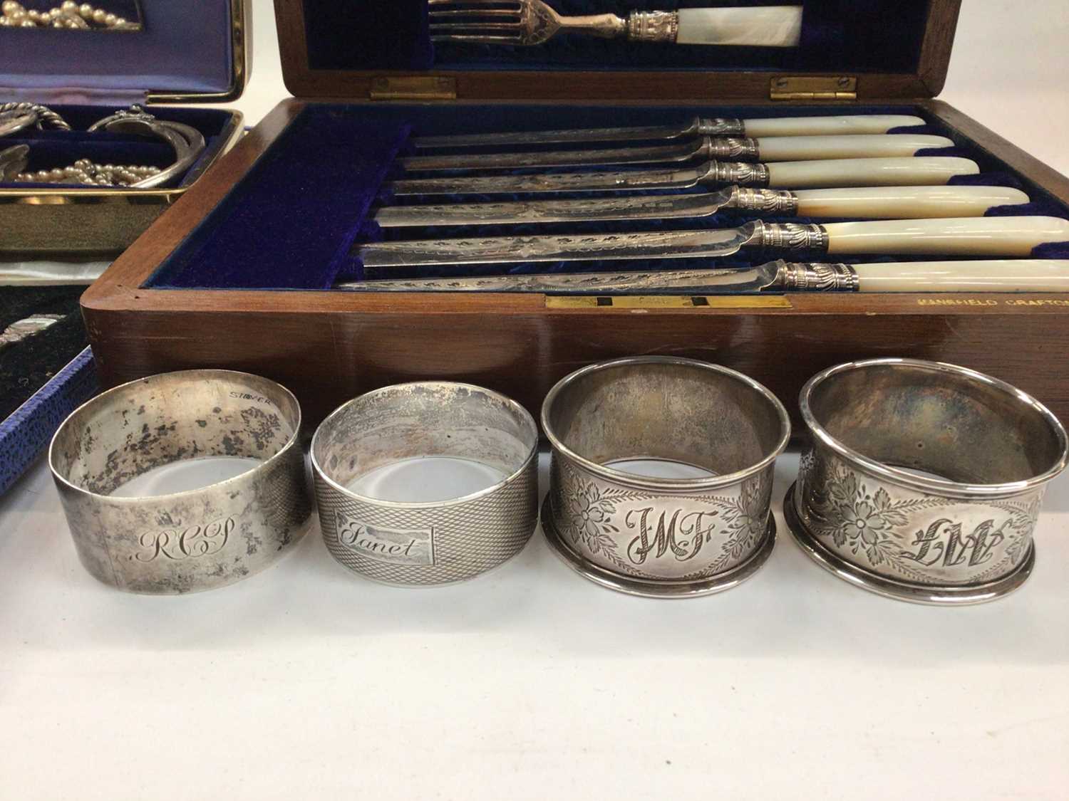 Four silver napkin rings, jewellery, plated souvenir spoons and a mother of pearl handled plated kni - Image 2 of 5