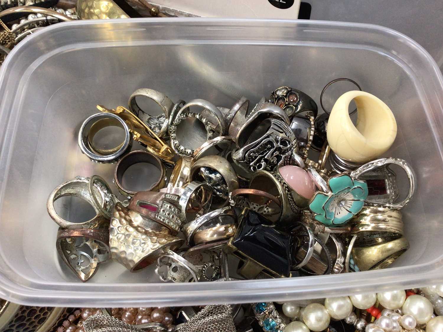 Box of contemporary costume jewellery, cufflinks etc - Image 3 of 3