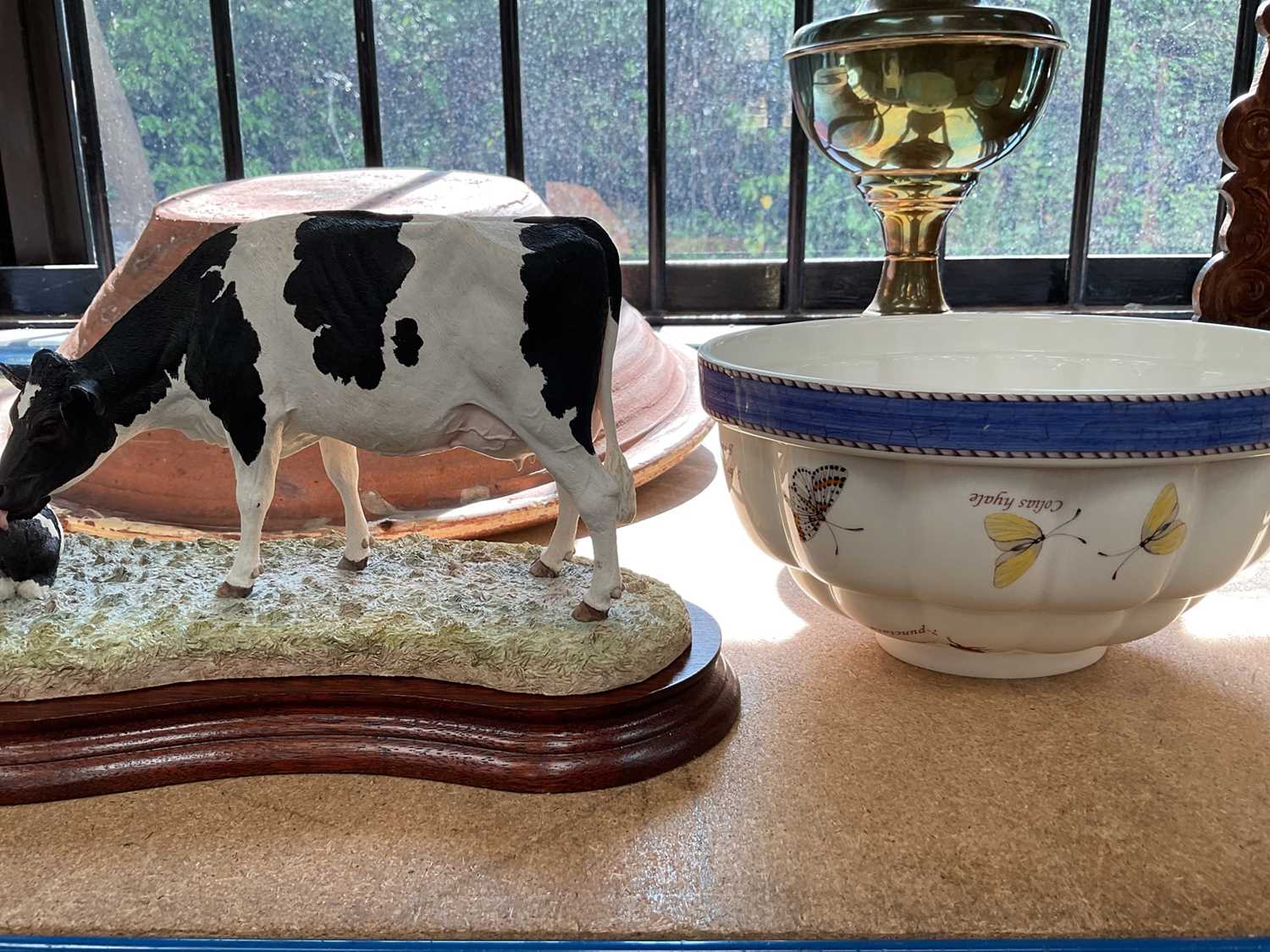 Antique dairy bowl, Border Fine Arts cow and calf, oil lamp and a Wedgwood jelly mould (4) - Image 4 of 4