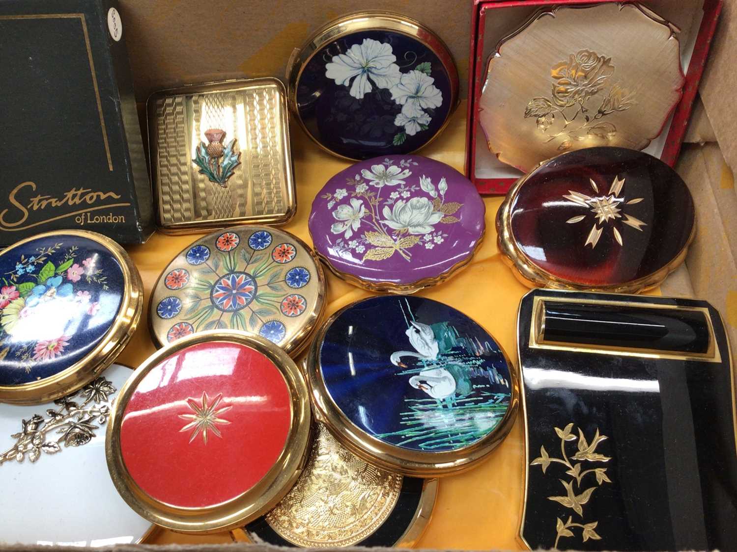 Collection of vintage compacts, mostly Stratton - Image 2 of 5