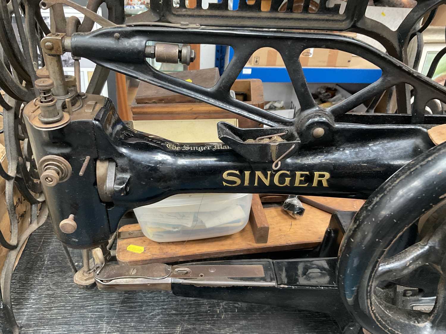Singer sewing machine 29k58, numbered Y9109922, on cast iron base - Image 4 of 5