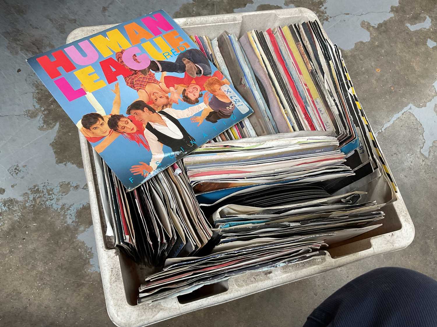 Five plastic crates of singles, and some CDs - Image 4 of 5