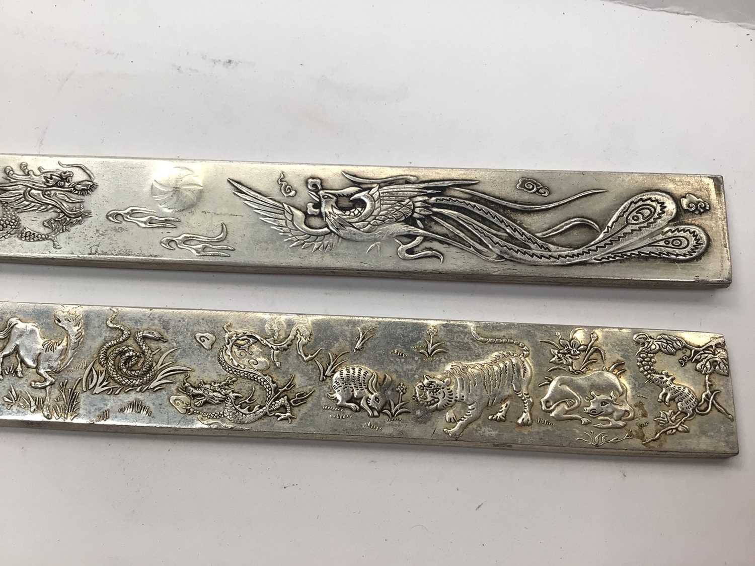 Burmese silver cigarette case with farming scene decoration, together with a pair of Chinese silver - Bild 5 aus 6