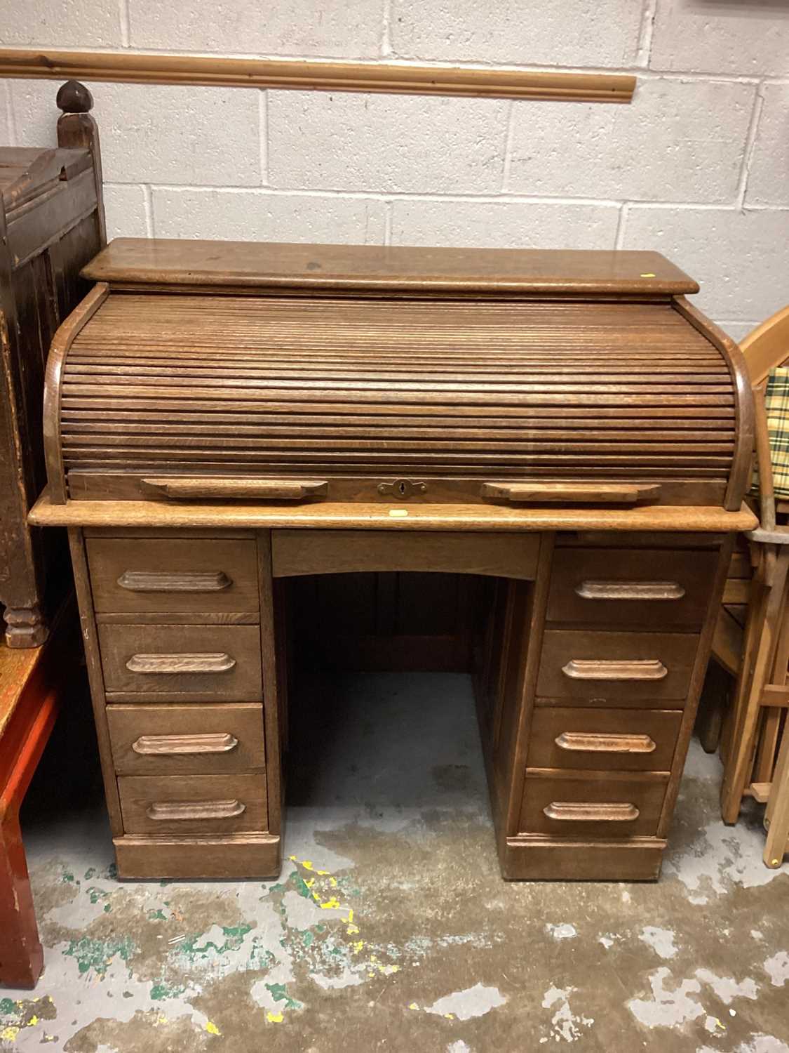 1920s light oak twin pedestal roll-top desk enclosed by tambour shutter with six drawers and a 1920s