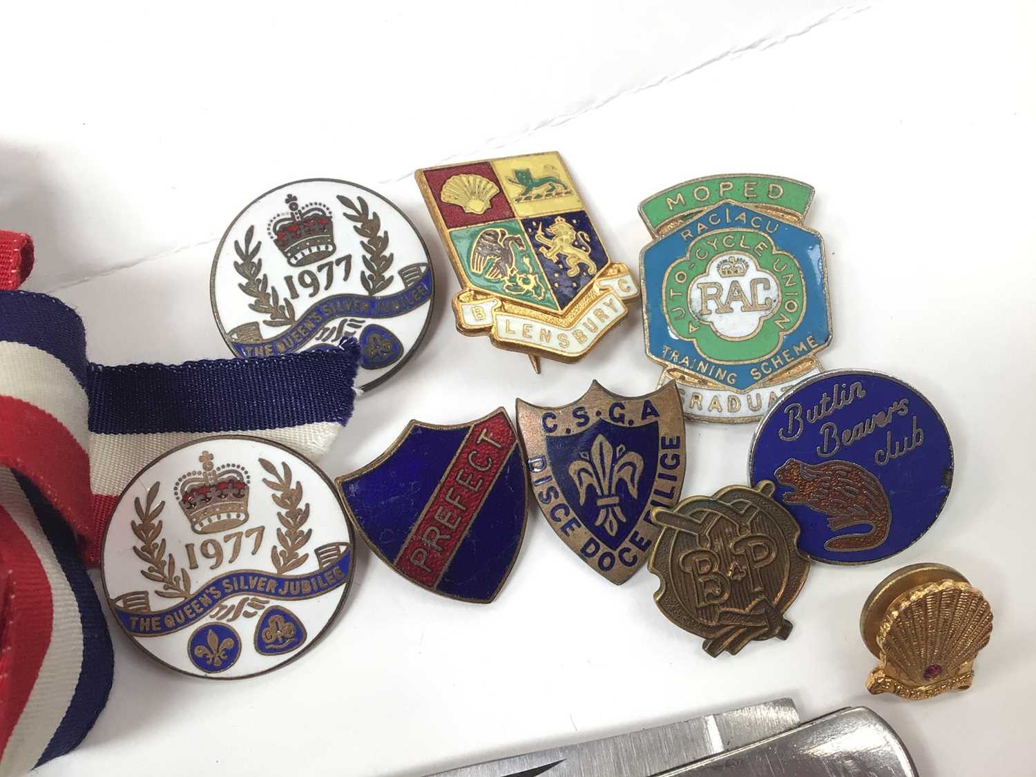 Collection of mostly Girl Guides cloth badges, enamelled pins, penknife etc, RAF silver and enamel s - Image 6 of 6