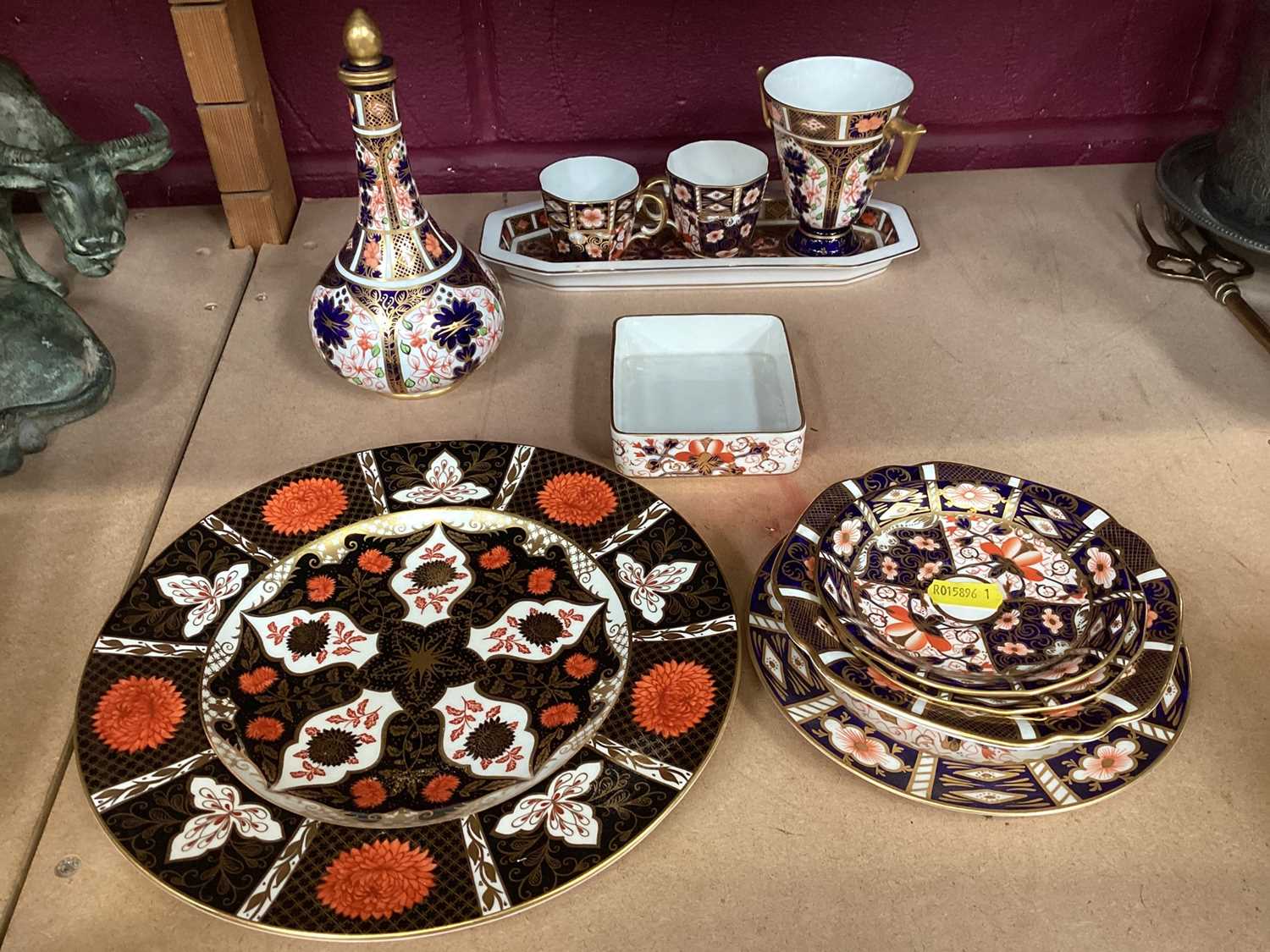 Group of Royal Crown Derby Imari china, including pattern 1128, and an Abbeydale Imari plate