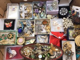 Group of vintage costume jewellery, mostly brooches (1 box)