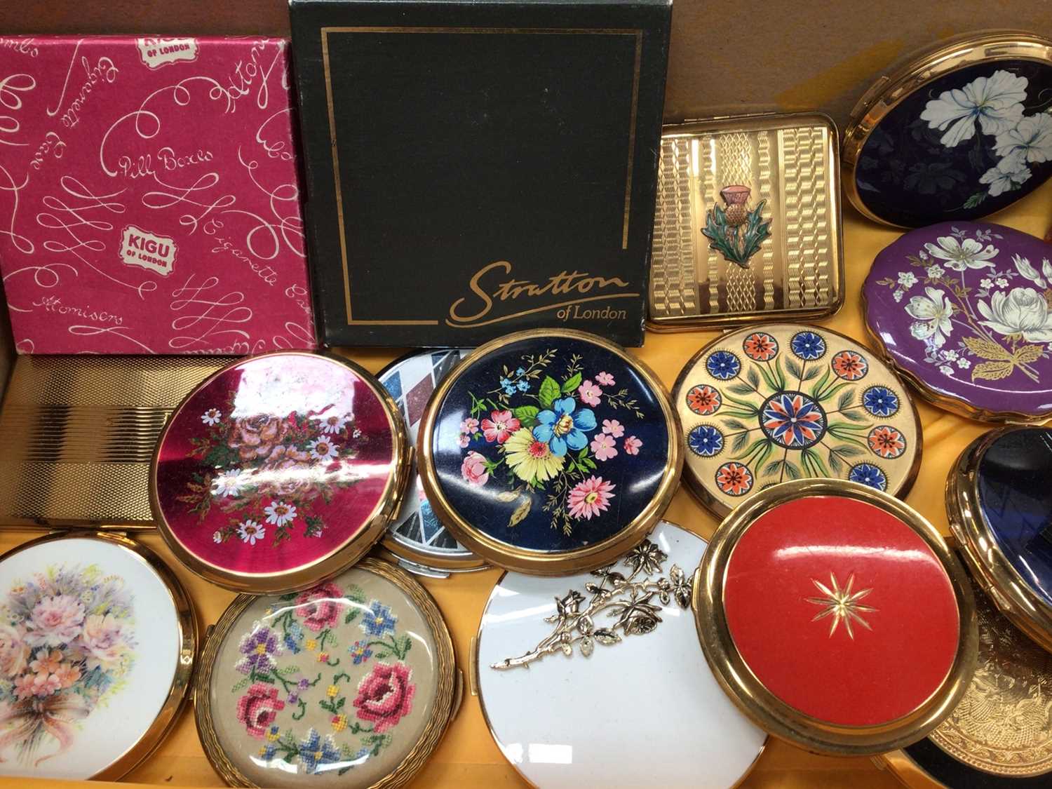 Collection of vintage compacts, mostly Stratton