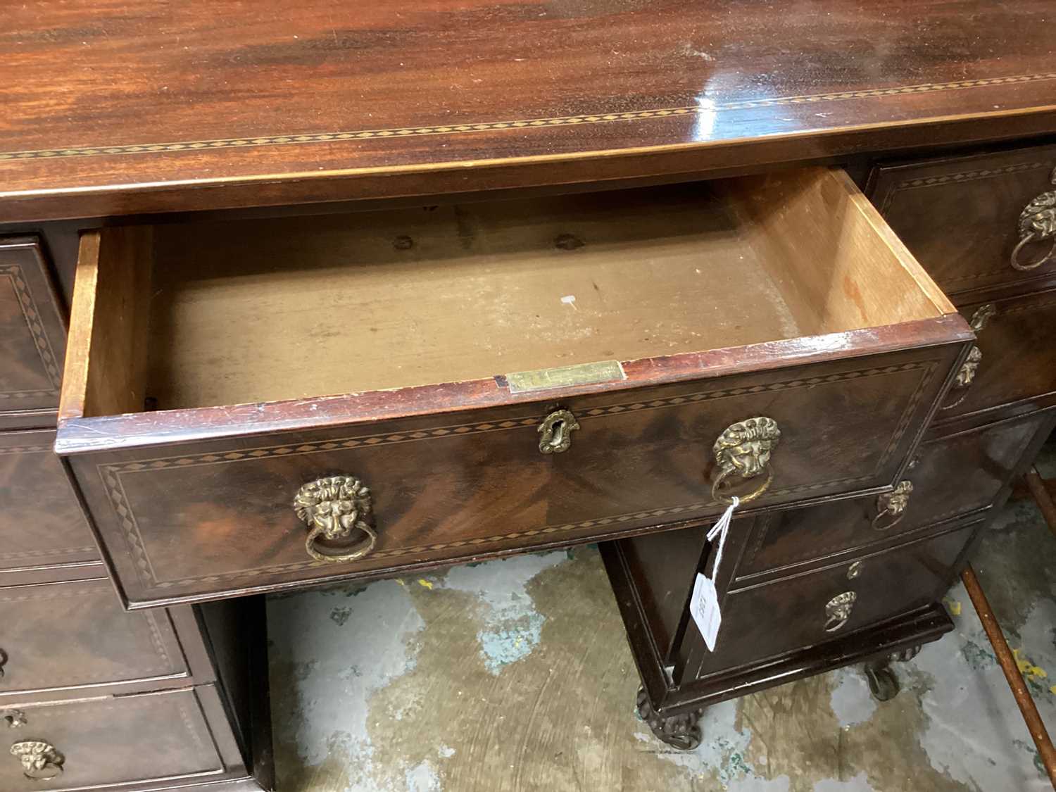 Edwardian inlaid mahogany bowfront kneehole desk with seven drawers and on cupboard below, 112cm wid - Image 4 of 7