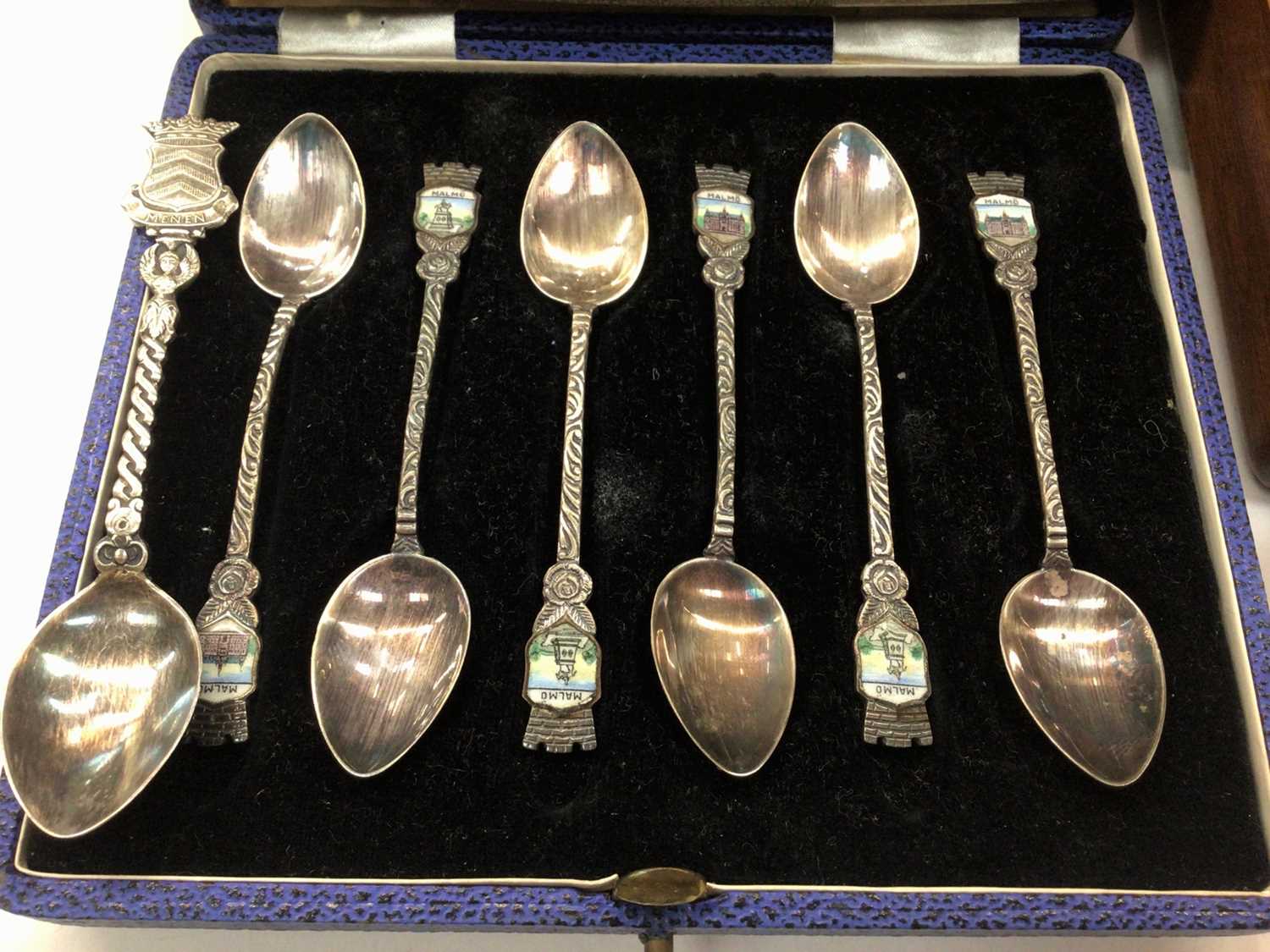 Four silver napkin rings, jewellery, plated souvenir spoons and a mother of pearl handled plated kni - Image 4 of 5
