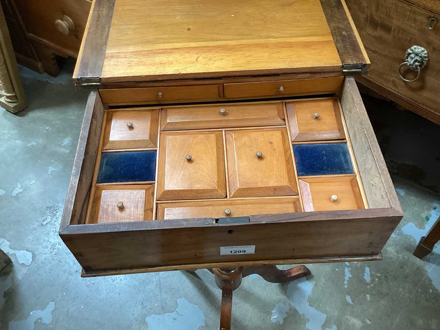 Victorian inlaid games table on tripod base - Image 3 of 4