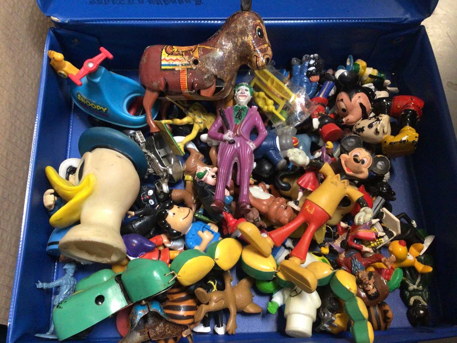 Three boxes of various toys, bears, figures etc including Disney, Looney Tunes, Snoopy, Pinocchio pu - Bild 6 aus 6