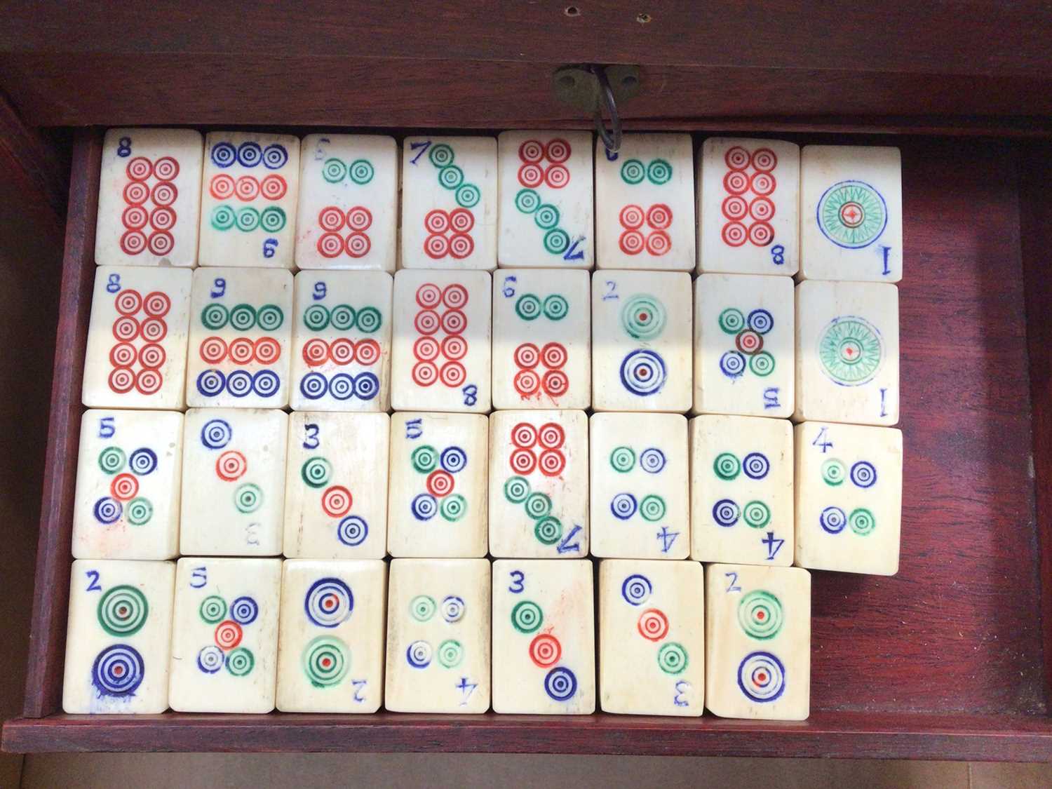 Mahjong set (incomplete) in damaged wooden box, together with Art Nouveau copper vessel, pipe in cas - Bild 5 aus 9