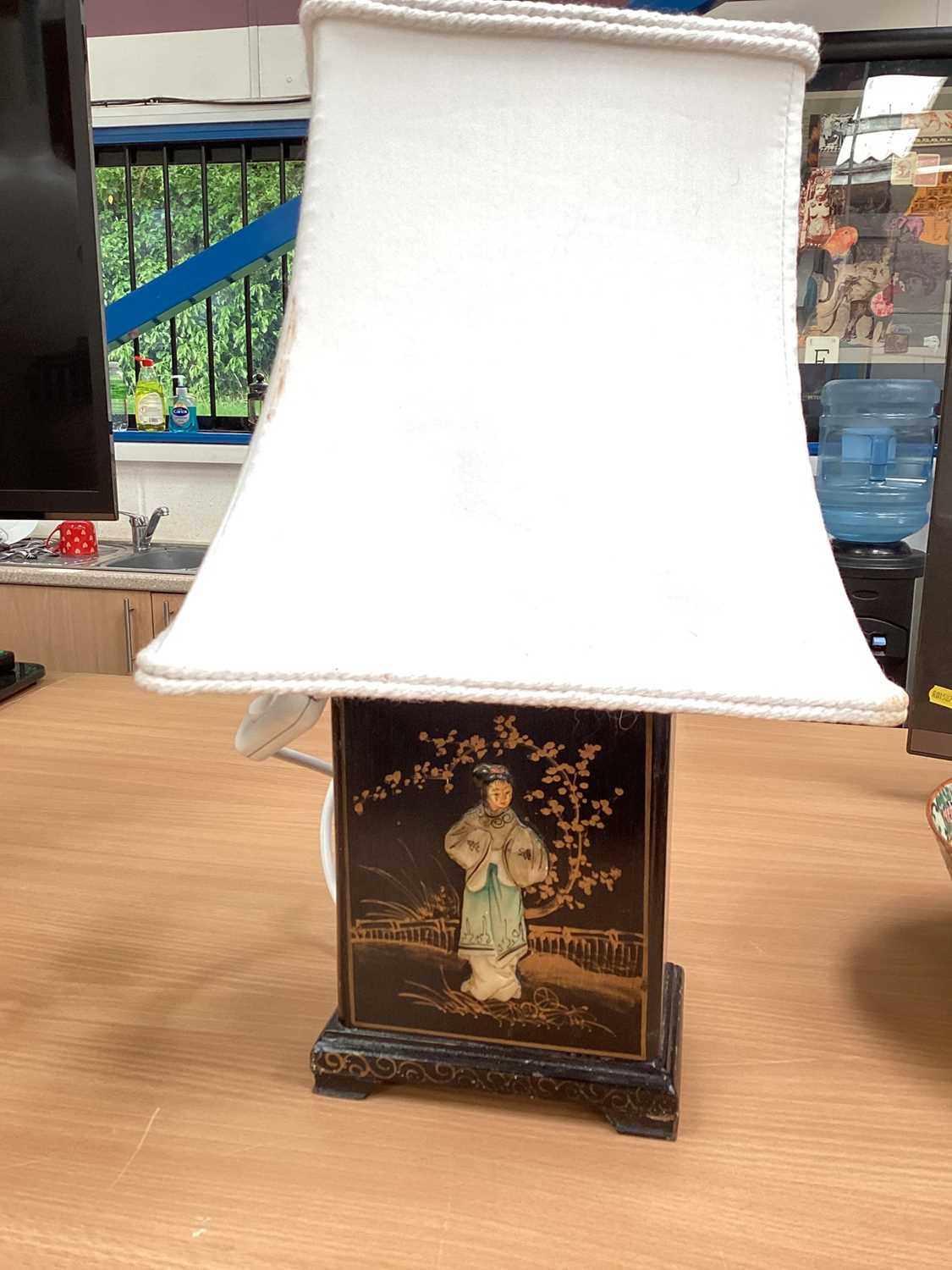 Oriental table lamp together with a pair of brushed metal table lamps (3)