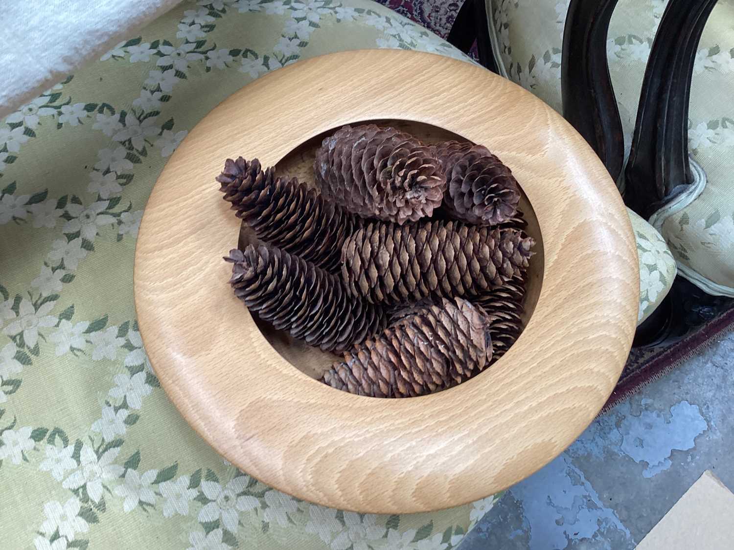 Burr wood tray, Spanish pottery vase and a collection of pine cones and sundries - Image 4 of 6