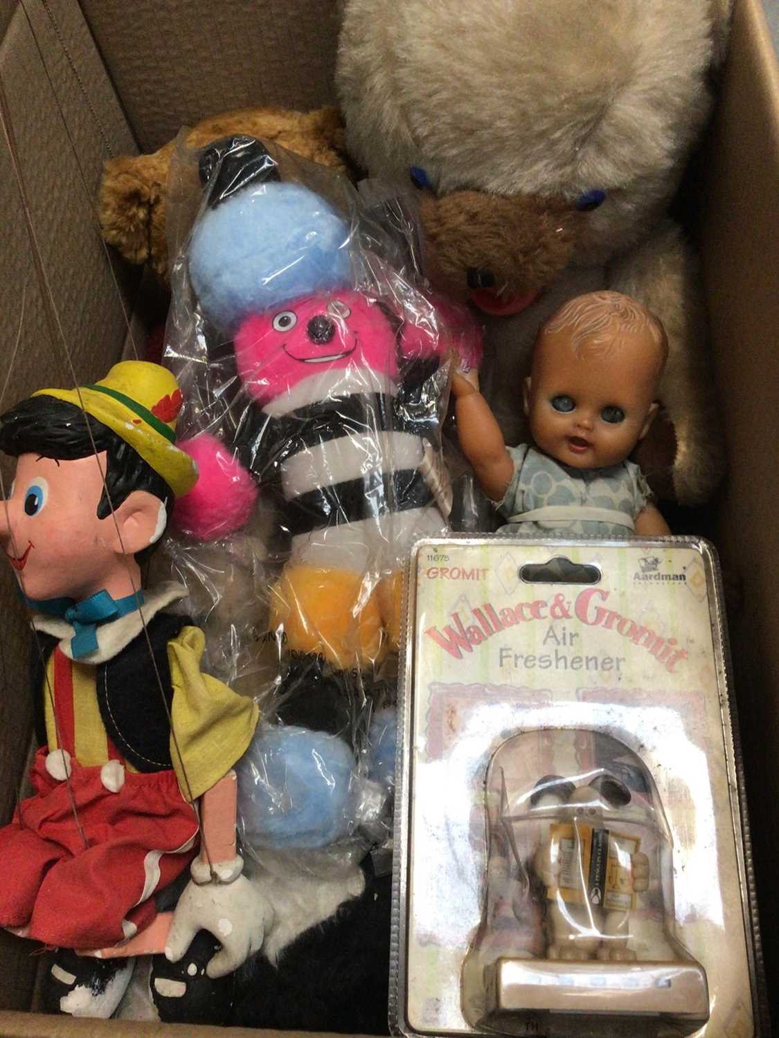 Three boxes of various toys, bears, figures etc including Disney, Looney Tunes, Snoopy, Pinocchio pu - Bild 4 aus 6
