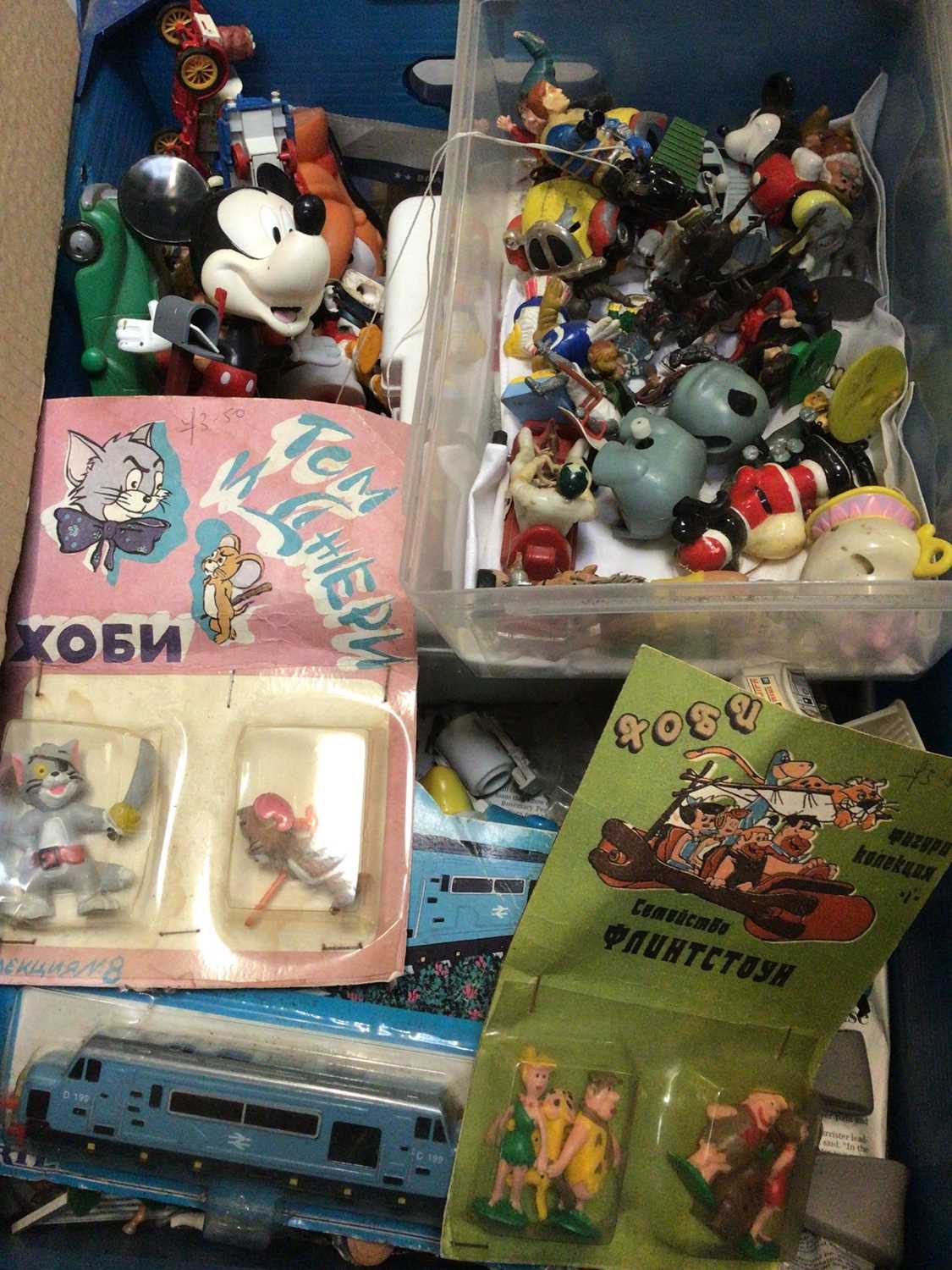 Three boxes of various toys, bears, figures etc including Disney, Looney Tunes, Snoopy, Pinocchio pu - Bild 5 aus 6