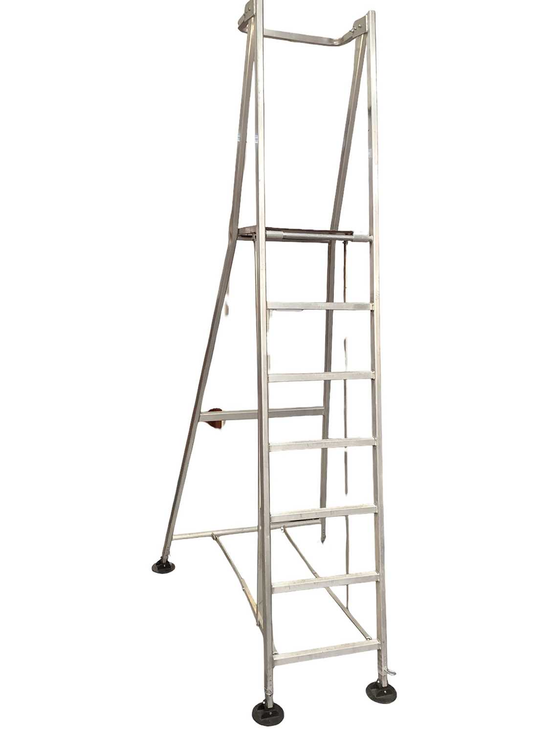 Mobile work platform approximately measures 3 metres high