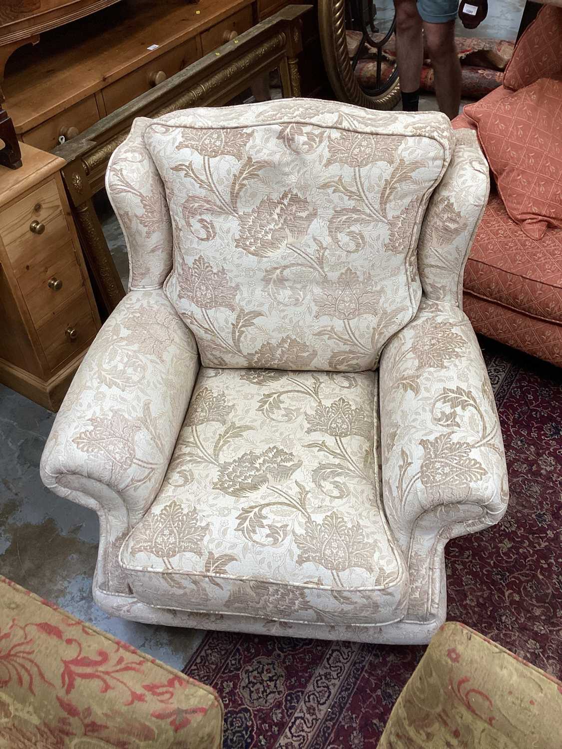 Good quality contemporary three piece suite with floral cream upholstery, comprising pair of two sea - Image 5 of 5