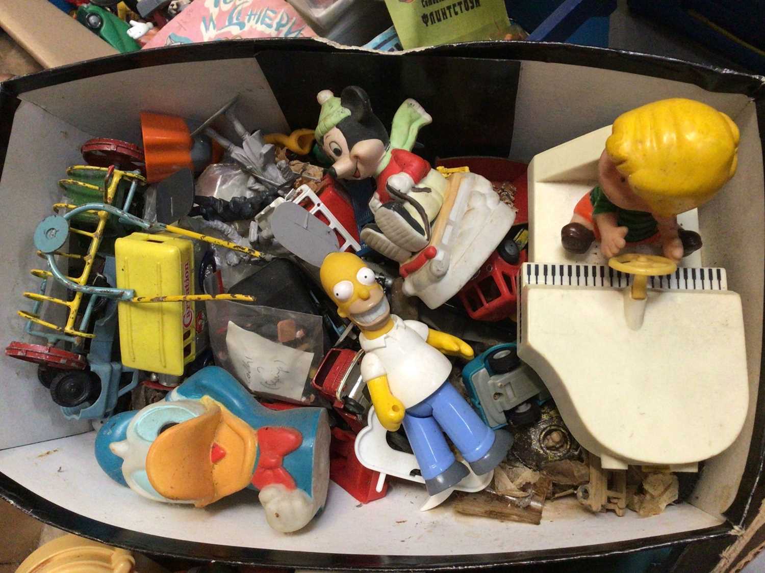 Three boxes of various toys, bears, figures etc including Disney, Looney Tunes, Snoopy, Pinocchio pu - Bild 3 aus 6