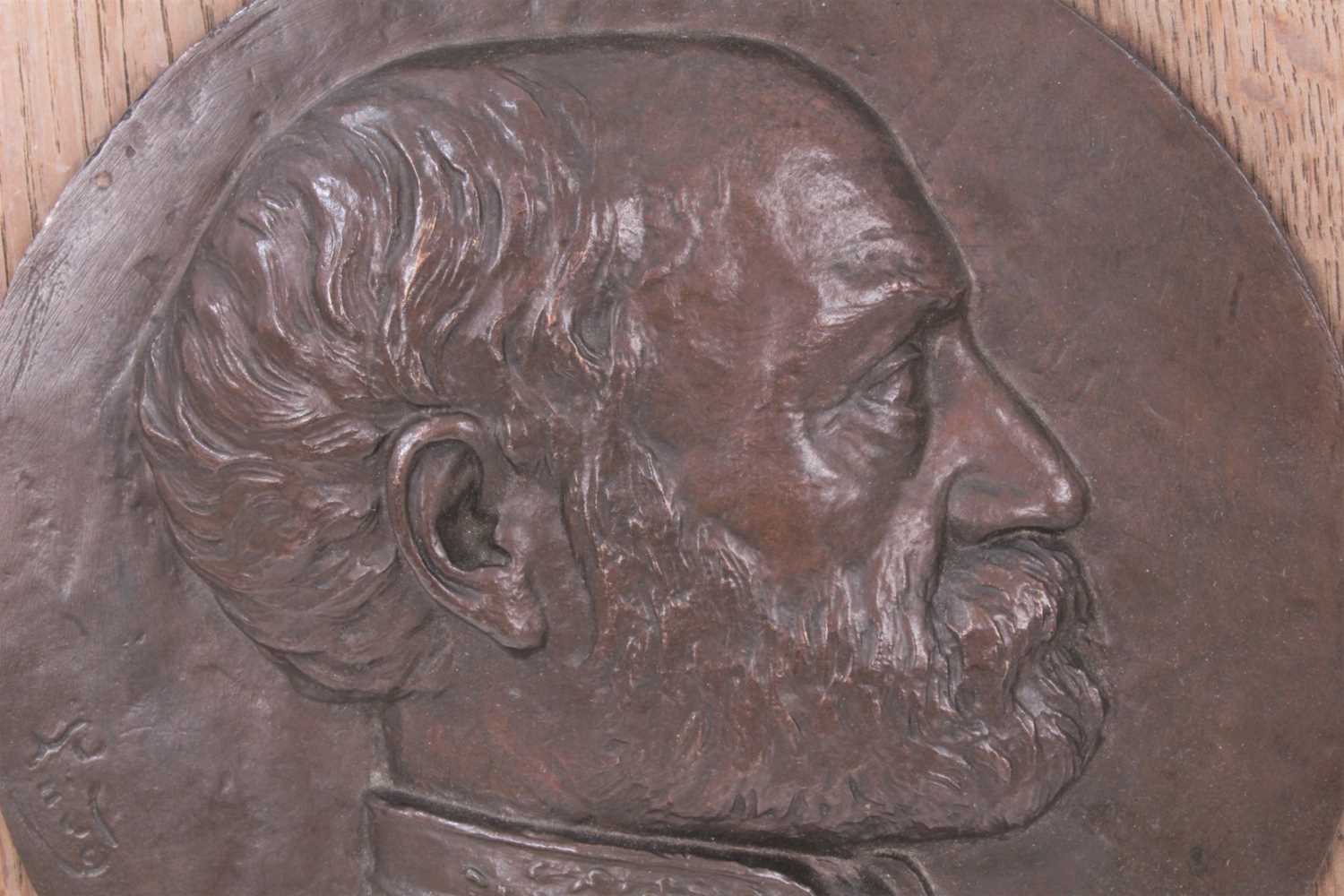 19th century Continental oval portrait relief metal plaque of a gentleman - Bild 2 aus 4