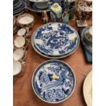 Chinese blue and white vase, three blue and white dishes and oriental ware