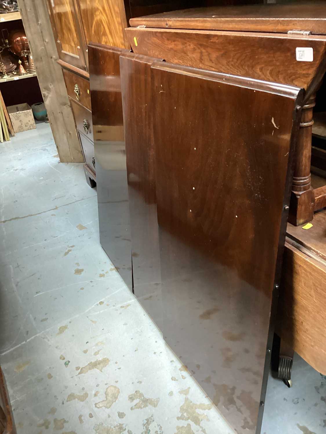 Victorian mahogany extending dining table with three extra leaves on turned reeded legs, 107cm x 104 - Image 5 of 6