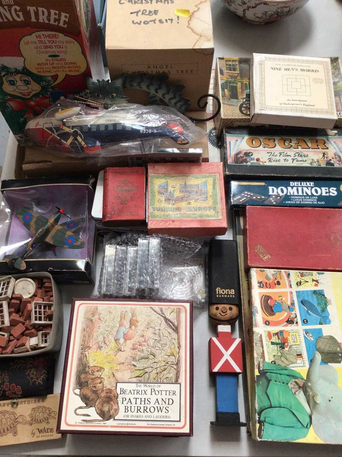 Group of vintage boxed games, two Maisto model planes and other items