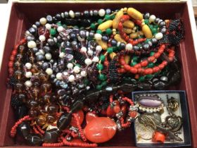 Jewellery box containing vintage bead necklaces including green hardstone, cultured pearl, micro bea