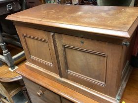 Small mahogany 2 door cabinet