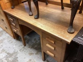 Mid 20th century oak kneehole desk with six drawers, 137cm wide, 76cm deep, 78cm high