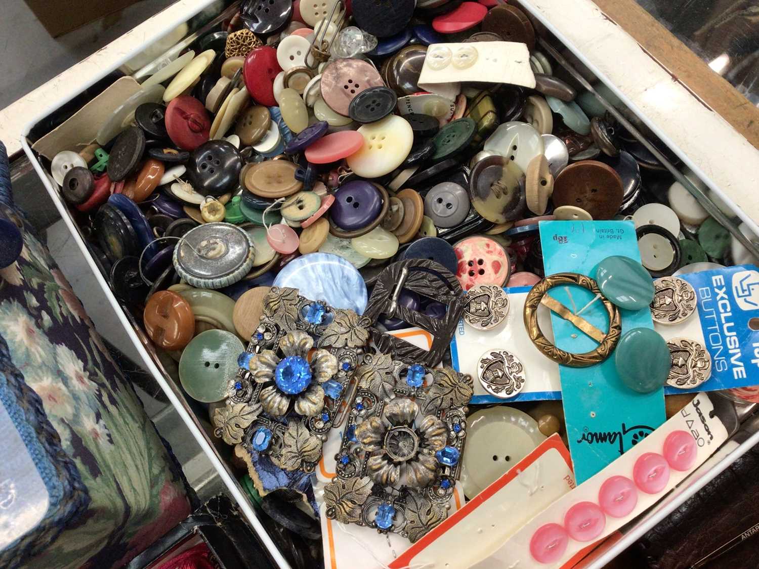 Sewing accessories, buttons, vintage bags and purses, sunglasses and other accessories - Image 7 of 7