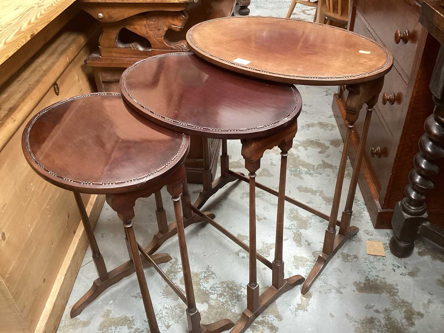 Edwardian mahogany nest three oval coffee tables on colomn supports - Image 2 of 2