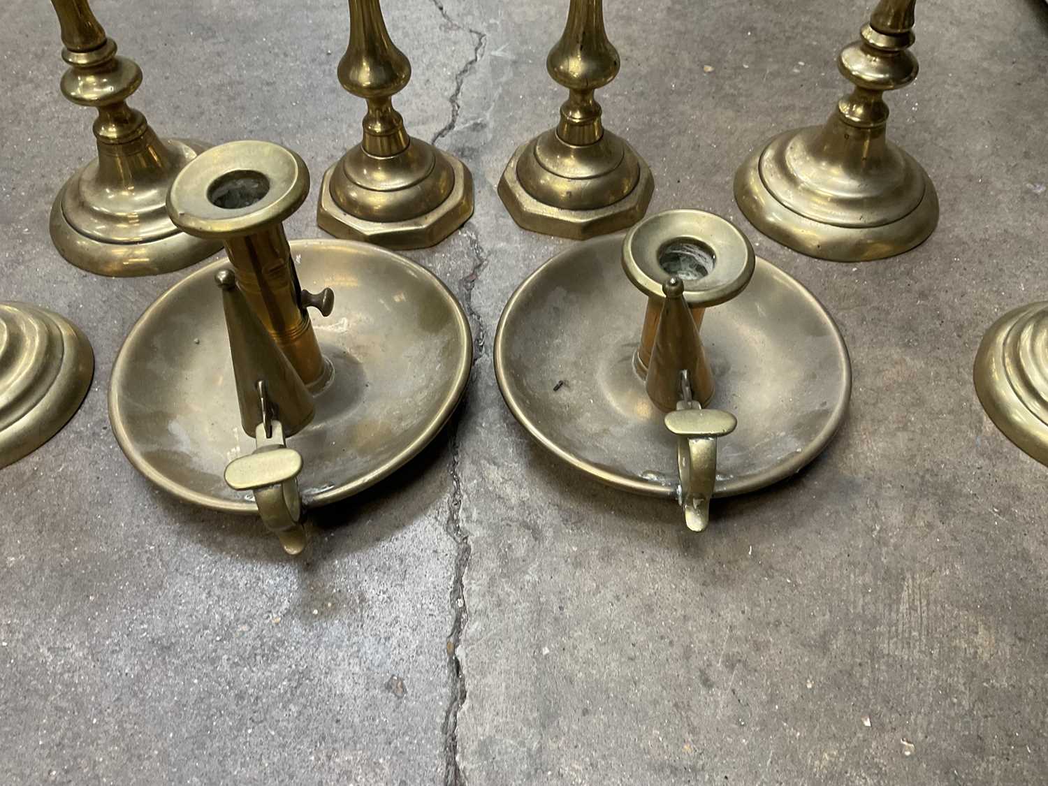 Three pairs of Georgian brass candlesticks and two chamber sticks - Image 5 of 7