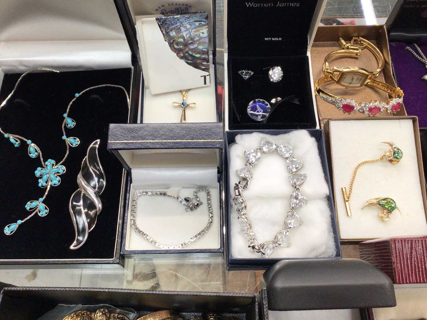 Group of costume jewellery including a pair of vintage Christian Dior stud earrings - Image 4 of 8