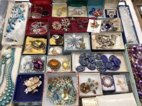 Group of vintage costume jewellery